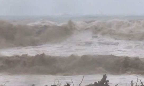 Λάρισα: Πλημμύρισε ο Αγιόκαμπος από ρέμα που υπερχείλισε - Δρόμοι και θάλασσα έγιναν ένα