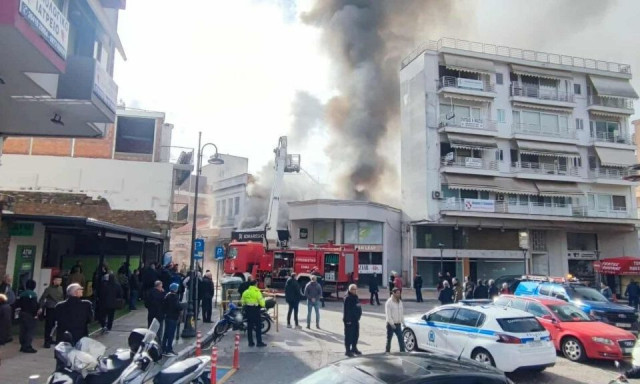 Μεγάλη φωτιά στο Αγρίνιο: Στις φλόγες αποθήκη και κατάστημα υποδημάτων