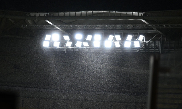 ΑΕΚ – Ολυμπιακός: «Άνοιξαν» οι ουρανοί στη Νέα Φιλαδέλφεια | Έντονη βροχόπτωση πριν τη σέντρα