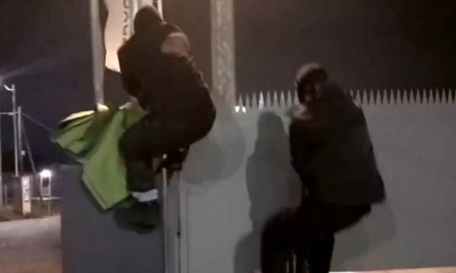 Ρουβίκωνας: Επίθεση με βαριοπούλες στα κεντρικά γραφεία της «Βιολάντα»