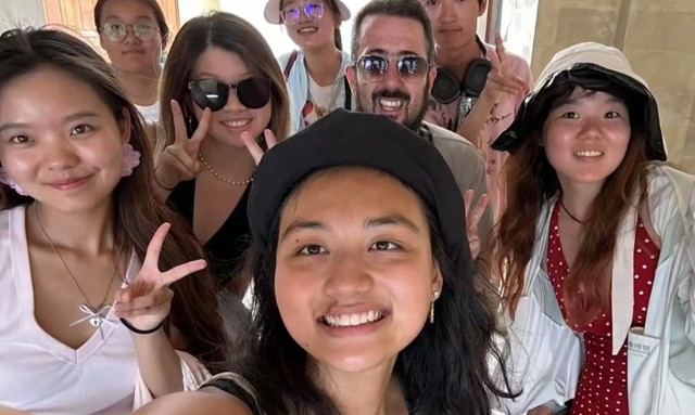 Από τη Βιάννο στο Πεκίνο: Ο Κρητικός καθηγητής που χορεύει σιγανό και συρτό με τους Κινέζους