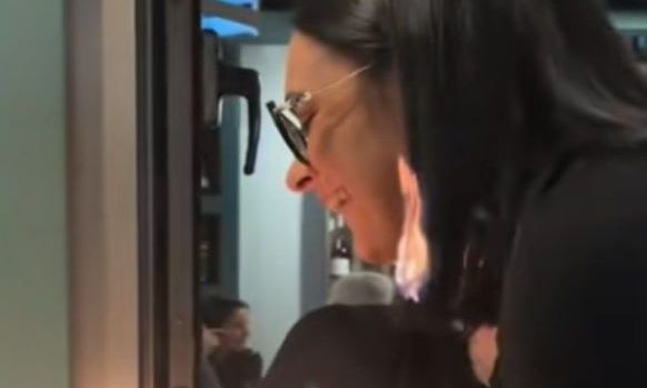 Πήγε να κάνει έκπληξη στο αγόρι της και παραλίγο να μείνει χωρίς μαλλιά