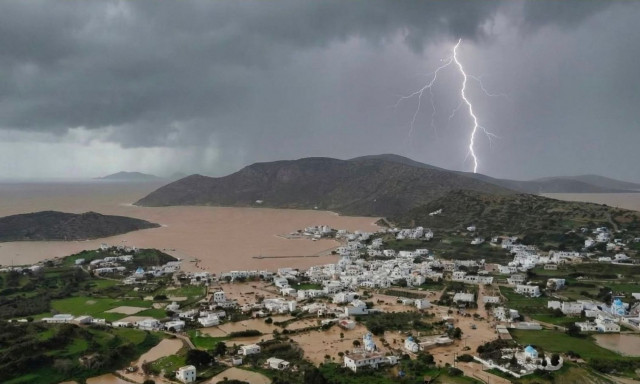 Κακοκαιρία: Η θάλασσα βγήκε στη στεριά στους Λειψούς – Ισχυρή καταιγίδα έπληξε το νησί