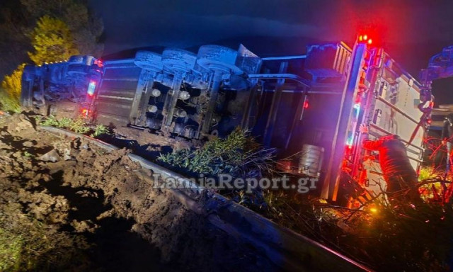 Βοιωτία: Φορτηγό με οπωροκηπευτικά ανατράπηκε στην Εθνική οδό
