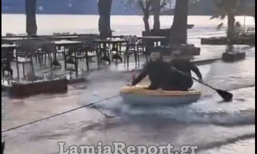 Κακοκαιρία: Η θάλασσα βγήκε στη στεριά στη Φθιώτιδα και πολίτες έκαναν... βαρκάδα - Βίντεο