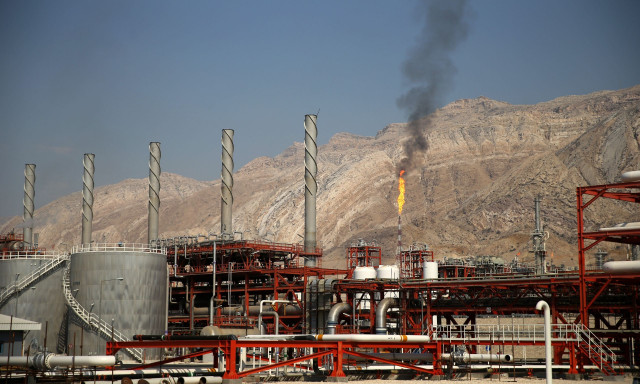 Οι τιμές του πετρελαίου υποχωρούν μετά το «άνοιγμα» Τραμπ για συμφωνία με το Ιράν