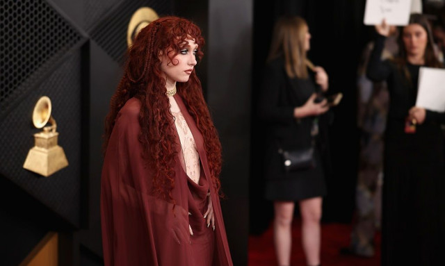 Grammy 2026: Η Chappell Roan στο κόκκινο χαλί με ιστορικό Mugler look