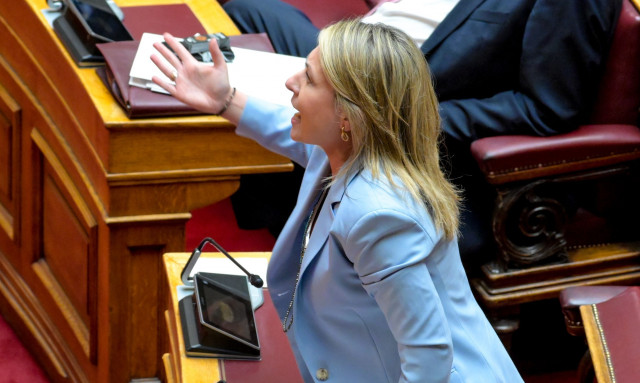 Κόντρα κυβέρνησης - ΠΑΣΟΚ για «το τζάμπα πέθανε» της Αλεξοπούλου: Έχει και η παραχάραξη τα όριά της