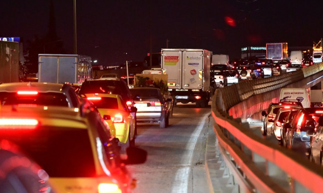 Καραμπόλα τεσσάρων οχημάτων στον Κηφισό - Ουρές χιλιομέτρων στους δρόμους