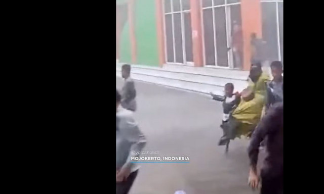 Ινδονησία: Κάτοικοι τρέχουν πανικόβλητοι να σωθούν από τη σφοδρή κακοκαιρία