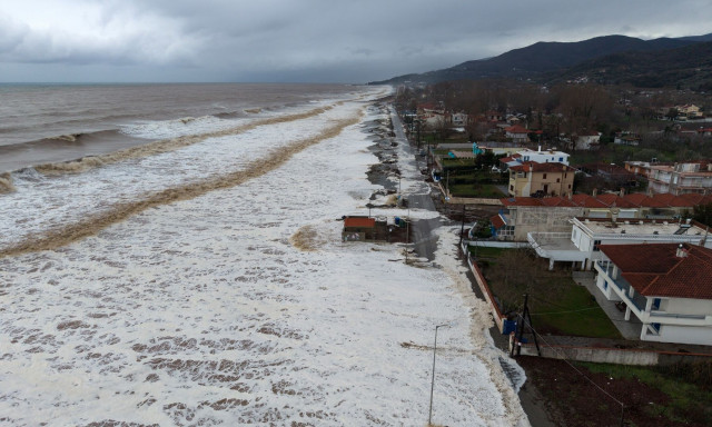 Στο έλεος της κακοκαιρίας η χώρα – Απεγκλωβισμοί, πλημμύρες και εκτεταμένα προβλήματα