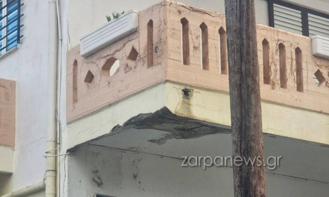 Χανιά: Κομμάτι από μπαλκόνι έπεσε πάνω σε αυτοκίνητο - Φωτογραφίες