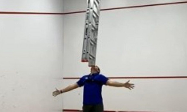 Ρεκόρ Γκίνες: Κράτησε μια σκάλα στο πηγούνι του για 19 λεπτά και 11 δευτερόλεπτα