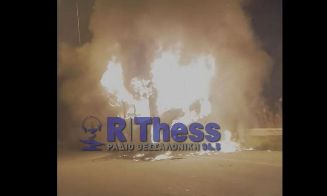 Φωτιά σε λεωφορείο του ΚΤΕΛ στη Σίνδο