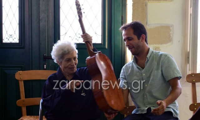 Έφυγε από τη ζωή η Ασπασία Παπαδάκη, η πρώτη γυναίκα λυράρισα της Κρήτης