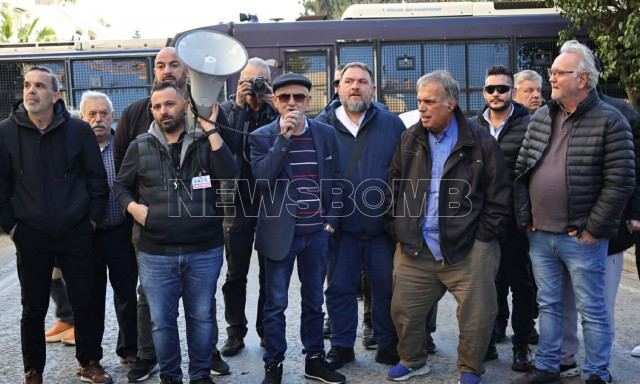 Σόου Λυμπερόπουλου: «Τα παπαγαλάκια έλεγαν ότι το Μαξίμου είναι κλειστό για τα ταξί»