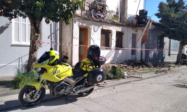 Βόλος: Πήγε να κατέβει από τον όροφο στο ισόγειο και κατέρρευσε όλο το μπαλκόνι