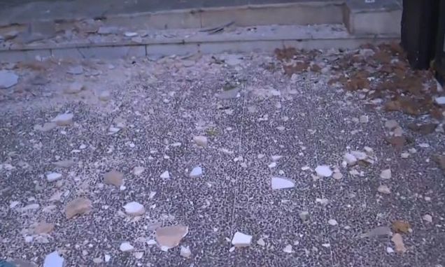 Παλαιό Φάληρο: Παρολίγον τραγωδία σε πολυσύχναστο σημείο -Έπεσαν ζαρντινιέρες από μπαλκόνι