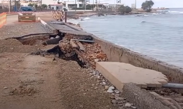 Ηράκλειο: Εικόνες καταστροφής στο παραλιακό μέτωπο των Γουβών από τα μεγάλα κύματα - Βίντεο