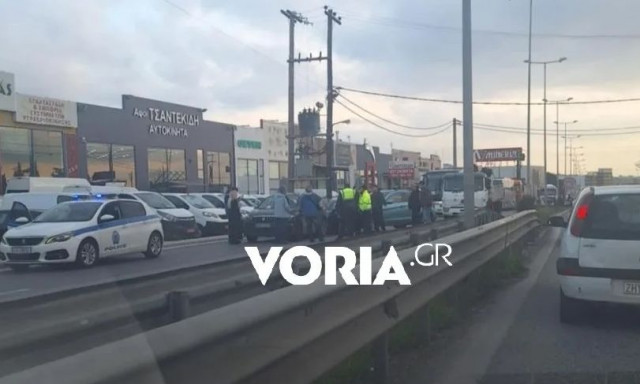 Θεσσαλονίκη: Καραμπόλα οχημάτων προς Ωραιόκαστρο – Κλειστά τα δύο ρεύματα ανόδου