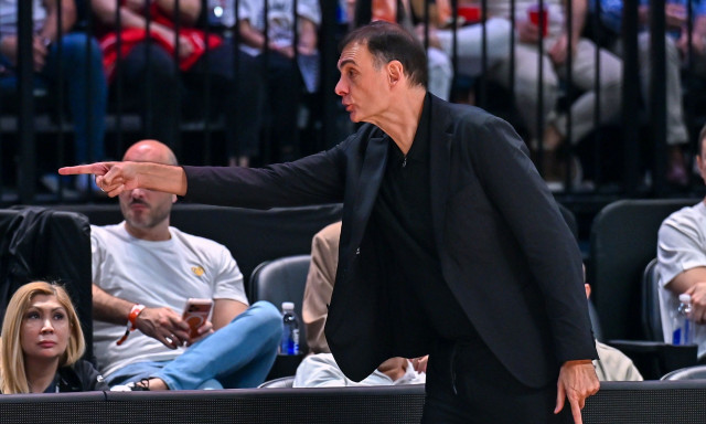 Ντουμπάι - Ολυμπιακός: Οπαδός έβρισε τον Μπαρτζώκα και αυτός ανέβηκε έξαλλος στην εξέδρα (vid)