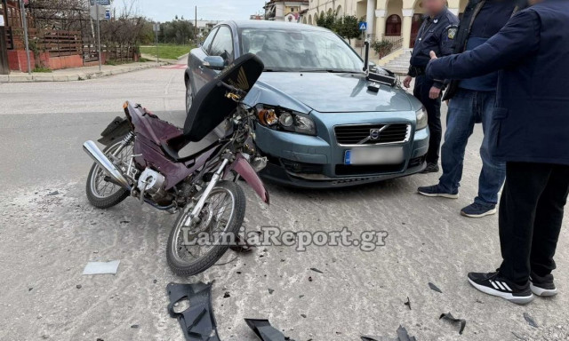 Λαμία: Νεαρός οδηγός μοτοσικλέτας στο νοσοκομείο έπειτα από σύγκρουση με αυτοκίνητο - Βίντεο