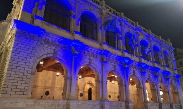 Ηράκλειο: Στα μπλε «ντύθηκε» η Λότζια για την Παγκόσμια Ημέρα κατά του καρκίνου