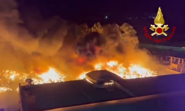 Ιταλία: Μεγάλη φωτιά σε μονάδα επεξεργασίας πλαστικών στη Σικελία - Δείτε βίντεο