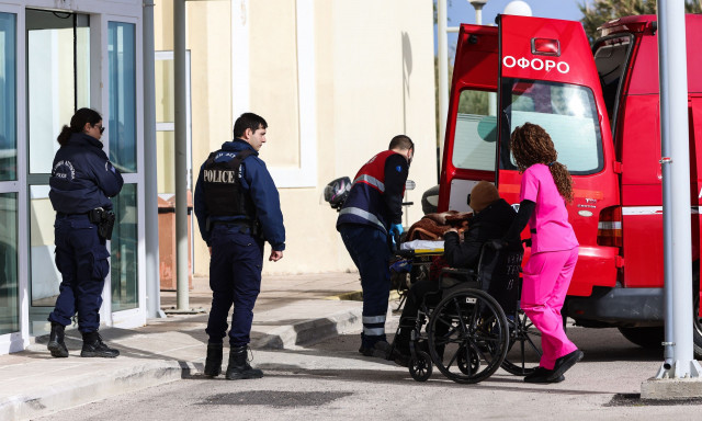 Χίος: Συγκινούν γιατροί και νοσηλευτές - «Κρατήσαμε το χέρι τους ενώ μόλις έχασαν τους δικούς τους»