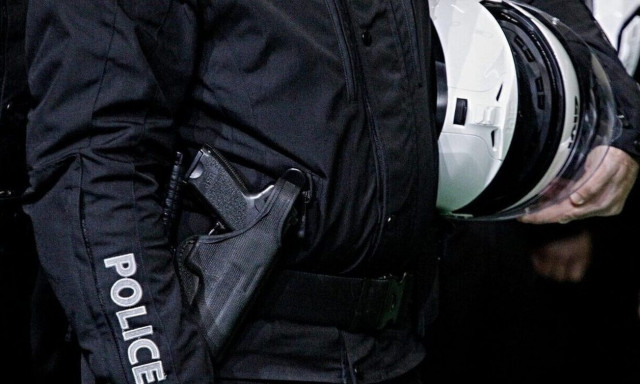 Πήγαν να ξαφρίσουν ηλικιωμένη και έπεσαν πάνω στον αστυνομικό γιο της - Βίντεο ντοκουμέντο