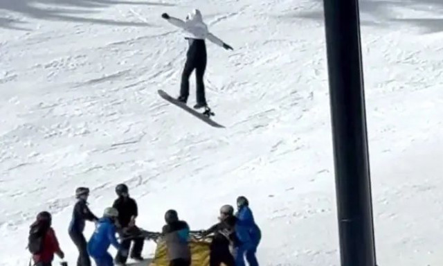 Βίντεο που κόβει την ανάσα - 12χρονη κρέμεται στον αέρα, πριν πέσει από το λιφτ του σκι