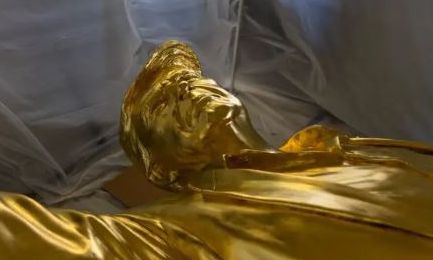 Don Colossus: To χρυσό άγαλμα του προέδρου Τραμπ που διχάζει