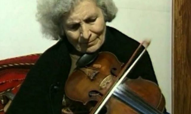 Ποια ήταν η Ασπασία Παπαδάκη, η πρώτη λυράρισσα, που πέθανε σε ηλικία 94 ετών