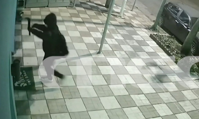 Καρέ-καρέ η δράση διαρρήκτη στον Βόλο: Έσπασε την πόρτα με λοστό - Βίντεο