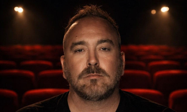 «Ο Ημιυπαίθριος» - Η πρωτότυπη κωμωδία - φάρσα του Γιώργου Αλκαίου στο θέατρο Coronet