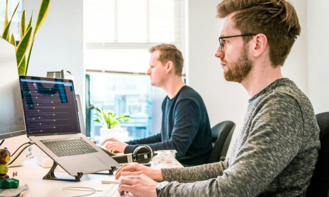 Τεμπελάκος υπάλληλος δεν «ψήνεται» να δουλέψει: Τον απολύουν και τους παίρνει αποζημίωση 40.000 ευρώ