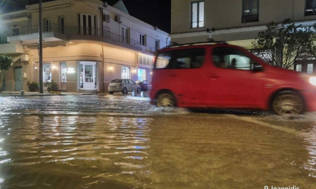 Κακοκαιρία στην Κεφαλονιά: Πλημμύρισε η παραλιακή Αργοστολίου, «βυθίστηκε» στο σκοτάδι η πόλη