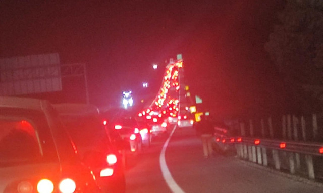 Σύγκρουση λεωφορείου με ΙΧ στον Σκαραμαγκά: Προβλήματα στην Αθηνών - Κορίνθου