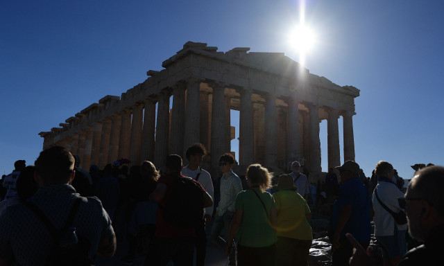 Τουρισμός: Μένουν λιγότερες μέρες στην Ελλάδα, αλλά ξοδεύουν περισσότερα – Νέα μελέτη