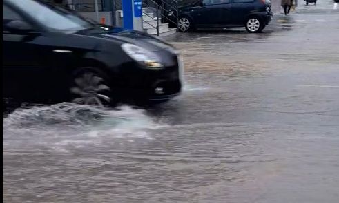 Ισχυρή βροχή στην Αττική: «Ποτάμια» οι δρόμοι στη Σαλαμίνα - Βίντεο