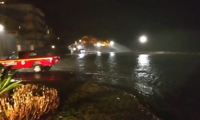 Κακοκαιρία στην Κέρκυρα: Ανεμοστρόβιλος και διακοπή κυκλοφορίας σε παραλιακή οδό - Βίντεο