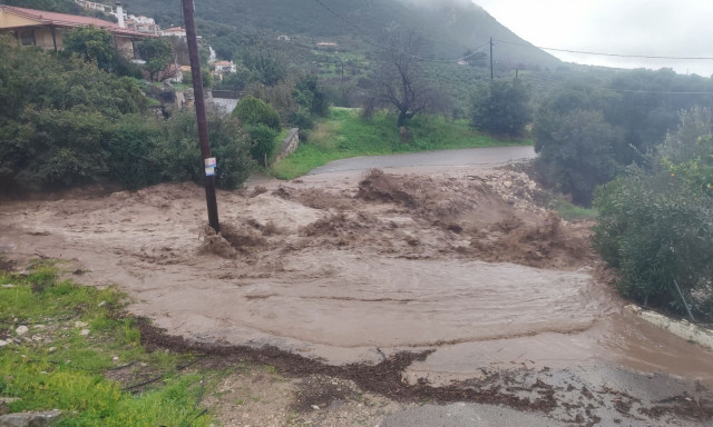 Κακοκαιρία: Πλημμύρες στην Τριφυλία, κλειστός ο δρόμος στα Φιλιατρά - Ήχησε το 112