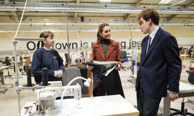 Βρετανία: Η πριγκίπισσα Κέιτ Μίντλετον σε ρόλο… μοδίστρας