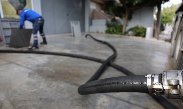 Τι αλλάζει με τα βενζινάδικα κάτω από τις πολυκατοικίες