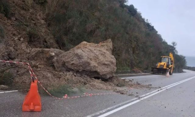 Κακοκαιρία: Κατολίσθηση στην εθνική οδό Ηγουμενίτσας - συνοριακού σταθμού Μαυροματίου