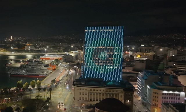 Η νέα εποχή Allwyn είναι εδώ και «έντυσε» με τα χρώματά της τον Πύργο του Πειραιά