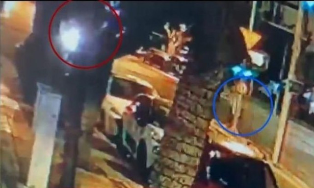 Τροχαίο στην Καλλιθέα: Ο οδηγός έβρισε τον πεζό που παρέσυρε - Βίντεο ντοκουμέντο