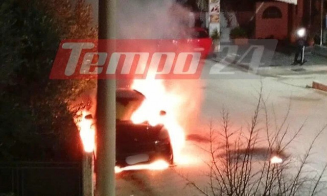 Πάτρα: Φωτιά σε δύο αυτοκίνητα - Υποψίες για εμπρησμό (Βίντεο)