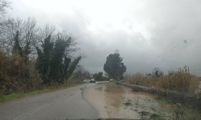 Κακοκαιρία στην Ηλεία: «Φούσκωσε» ο Αλφειός - Κλειστός ο δρόμος προς Καλυβάκια