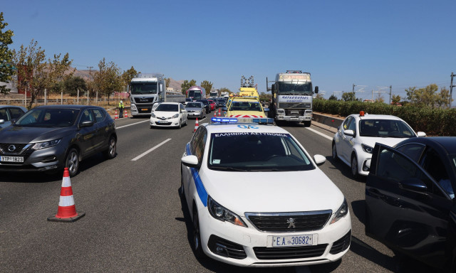 Φορτηγό ανετράπη στην Εθνική Οδό, στο ύψος του Αυλώνα – Κλειστές δύο λωρίδες στο ρεύμα προς Αθήνα